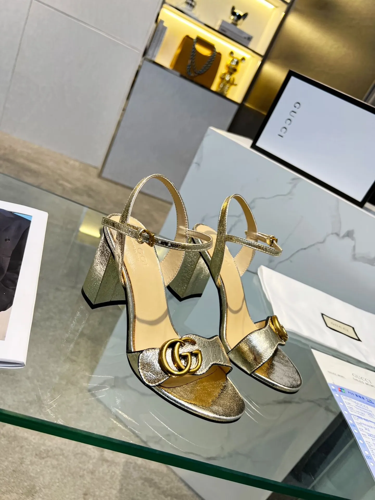 👟👟Ex-factory price 320👟👟 Gucci (GUCCI) official website 1:1 exquisite bronze buckle new summer one-line sandals. The workmanship is great and reassuring. The leather is shiny and tough. Comfortable and super comfortable to walk. It meets the actual needs of the public and is easy to control. Recommended fabric: first-layer cowhide lining/feet: sheepskin 🐑 rubber outsole. Heel height: 8cm. Color: gold, light gold, black, white, red, apricot. Size: 34-39 (sizes 40 and 41 need to be customized). Comes with receipt.